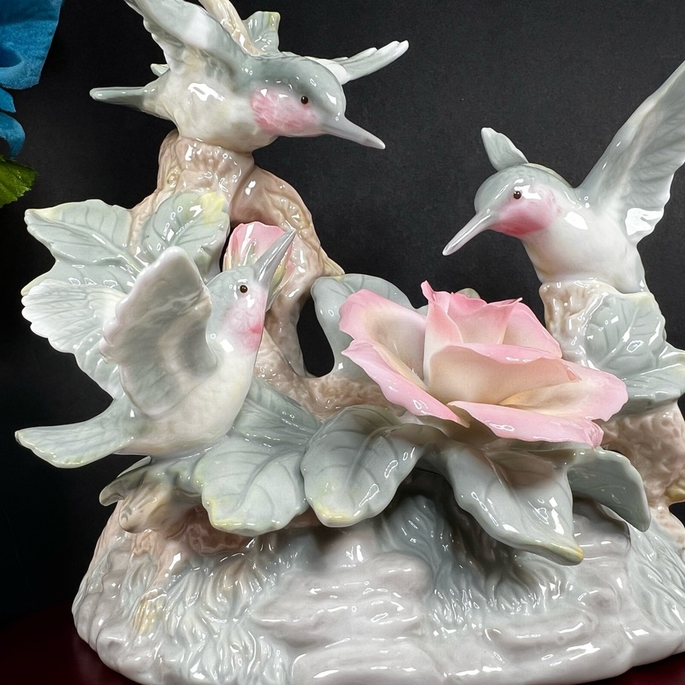 🛑SOLD🛑 Vintage Fluttering HUMMINGBIRDS Ceramic Music Box Plays "Close to you" - Picture 5 of 17